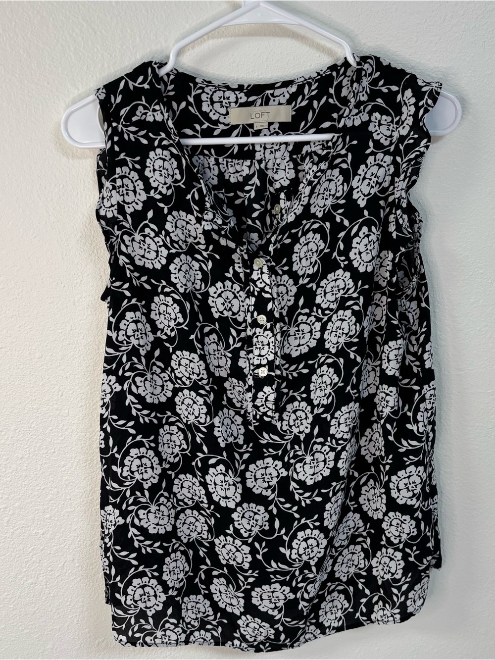 LOFT Black & White Floral Sleeveless Blouse Size Small